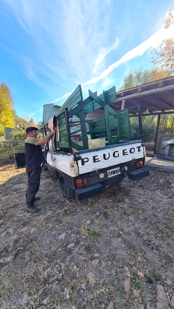 Cristian cargando muebles en la camioneta