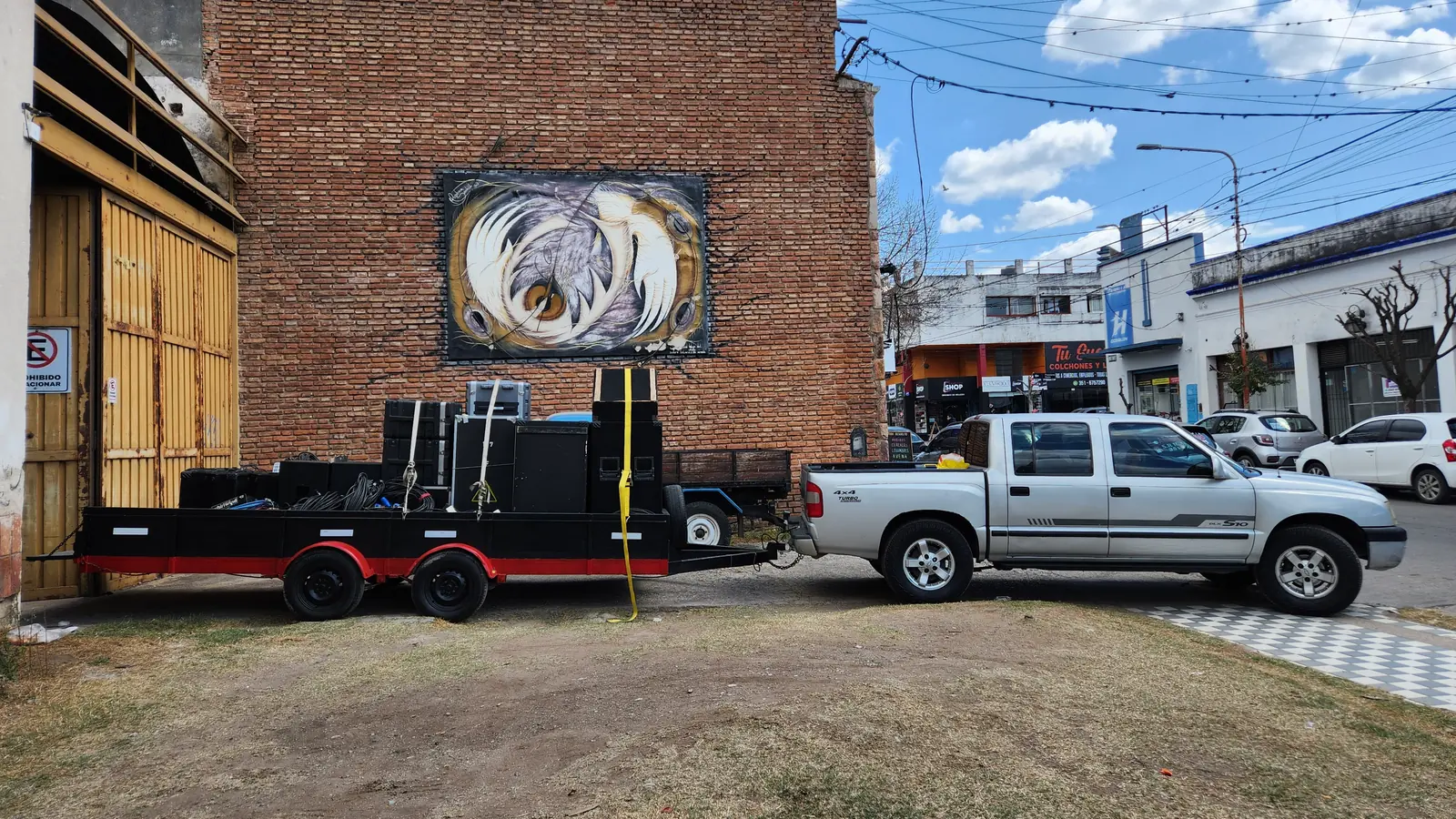 Carretón doble eje cargado con equipos de sonido, enganchado a la S10