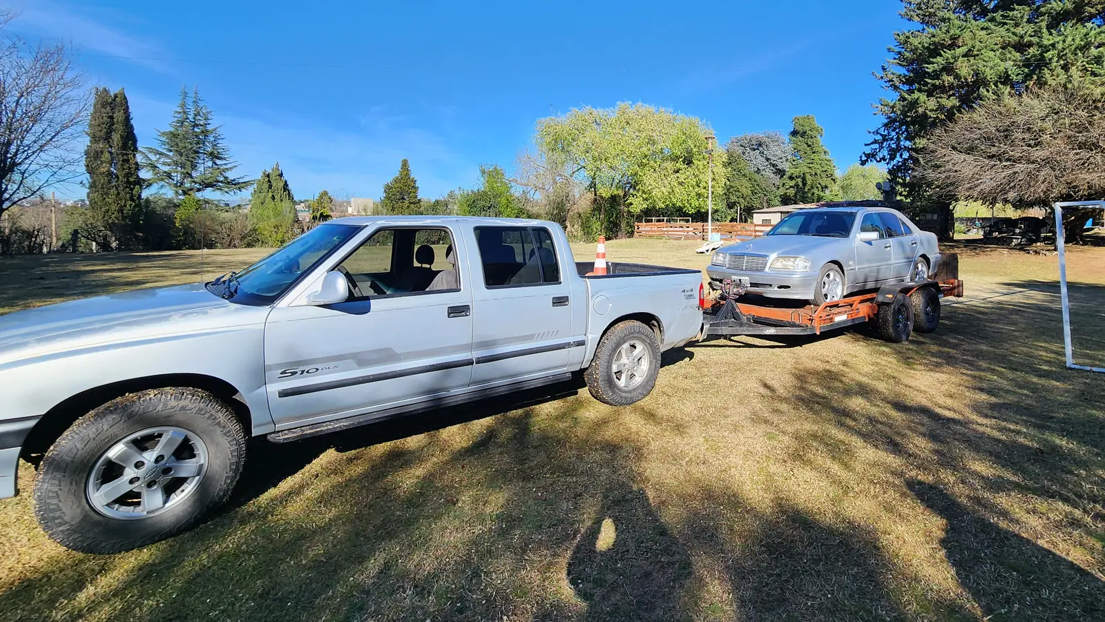 Auto trasladado sobre el carretón portavehículos detrás de la S10