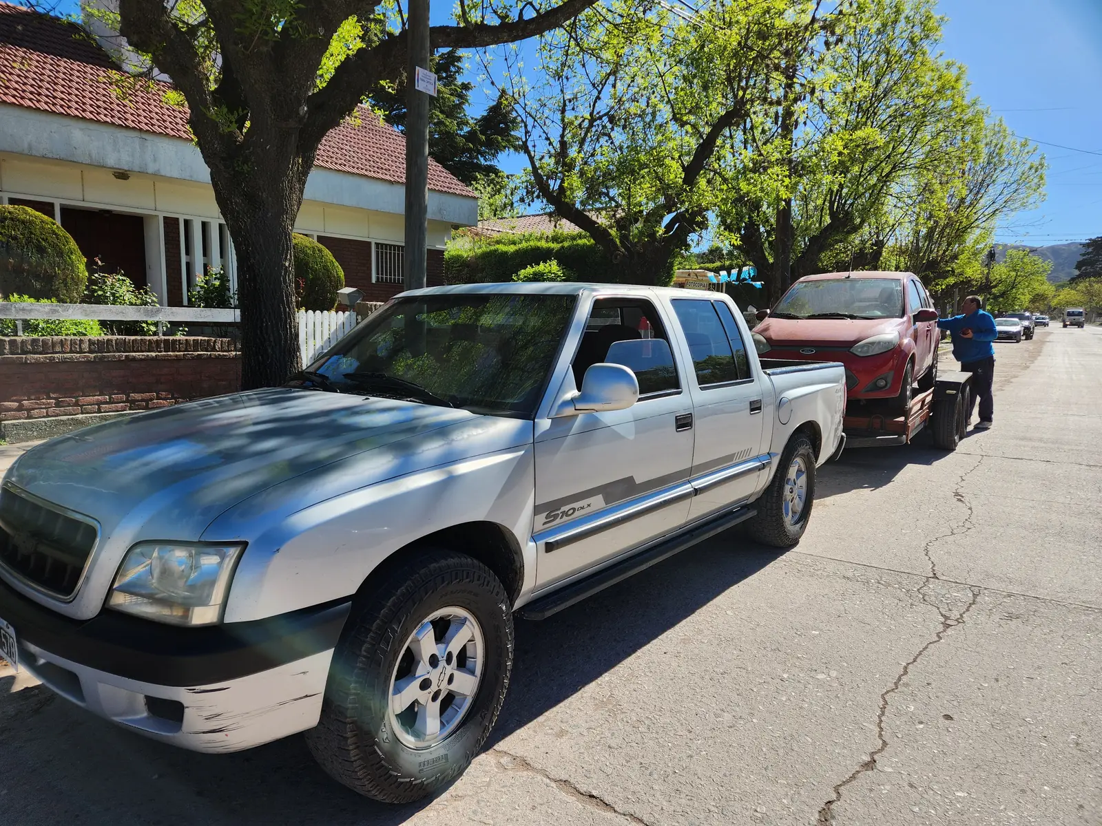 Auto cargado en el portavehículos